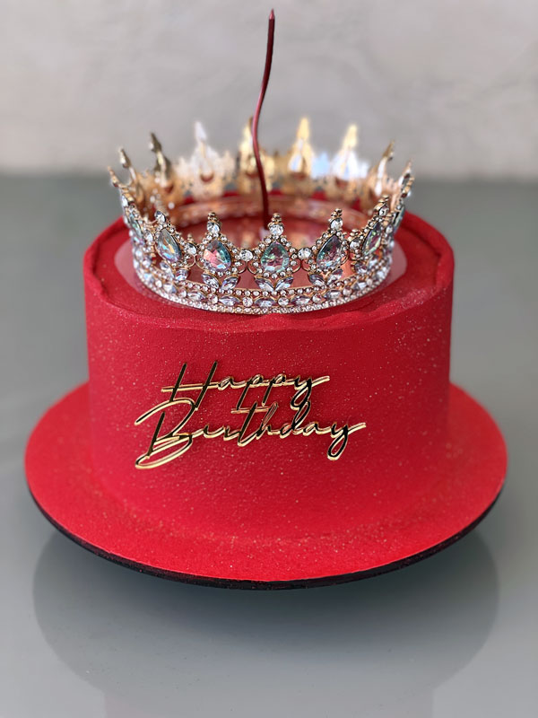 Торт з короною червоний